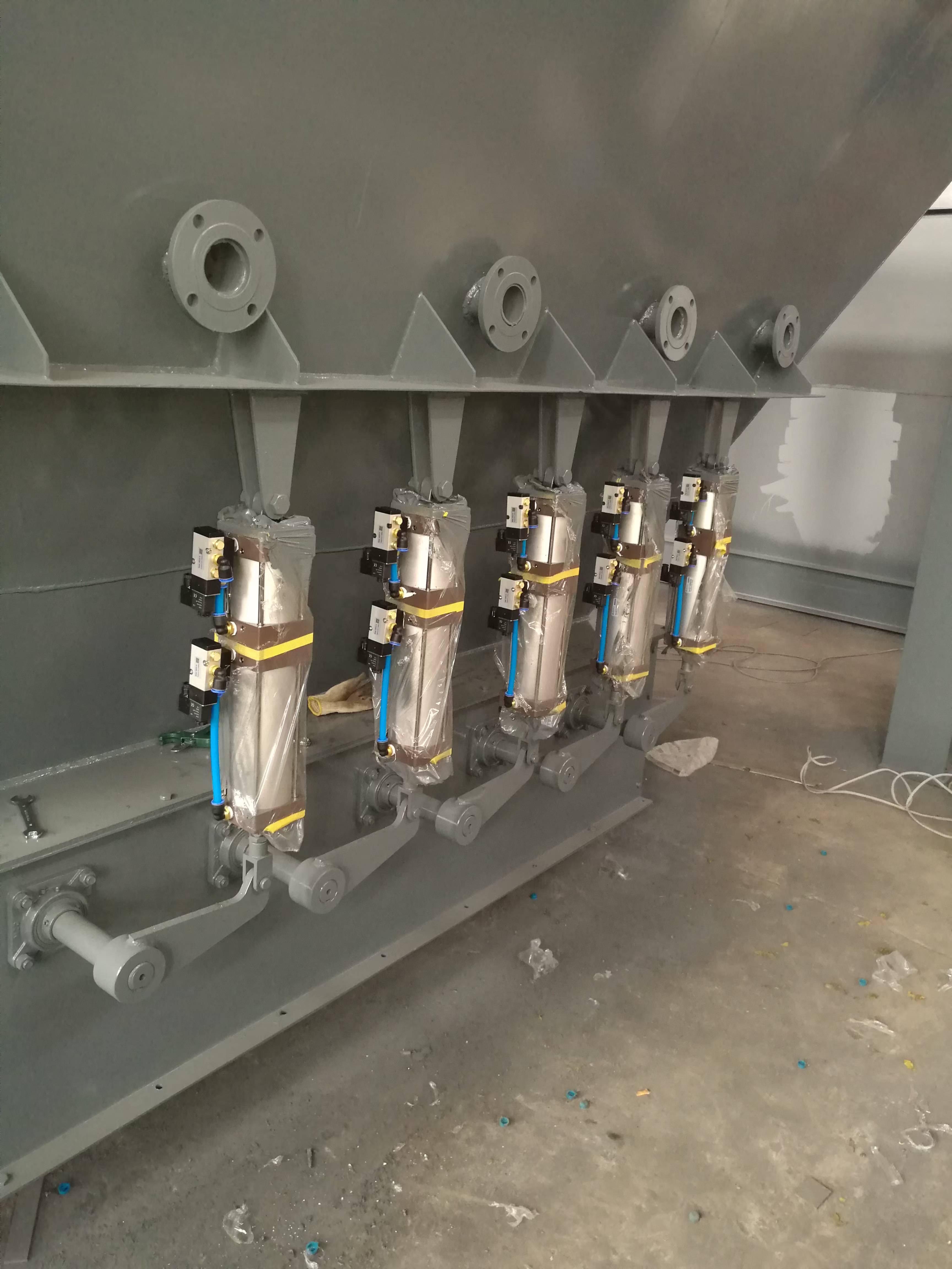 The use of solenoid valves installed on cylinders